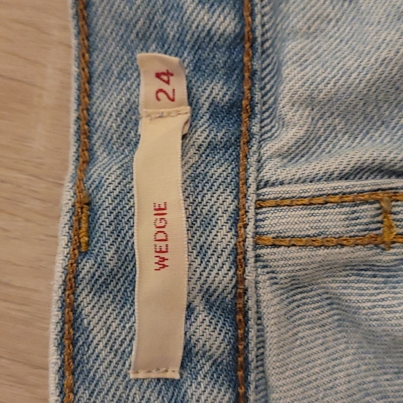 Levi wedgie ripped jeans - Picture 2 of 6